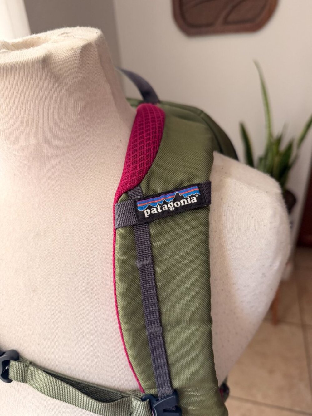 Patagonia Women's Refugio 26L Green Pink Laptop Backpack - Picture 5 of 8